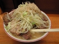 「大ブタダブル（麺かため・ニンニクあぶら） 950円 + 黒烏龍茶」@ラーメン二郎 立川店の写真