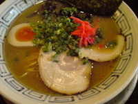 「豚骨らーめん+ニンニク +替え玉 910円」@麺酒茶屋 マトヤの写真