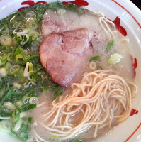 「長浜らーめん￥650+ランチサービス（小ライス付）・バリカタ」@博多長浜屋台やまちゃん 銀座店の写真