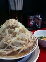 「豚ラーメン・スキヤキS鰹節入り/野菜・ニンニク」@用心棒の写真