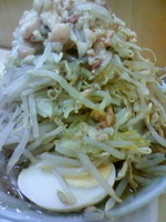 「ラーメン+有料ニンニク50円（ヤサイ、アブラ）」@ラーメン富士丸 北浦和店の写真