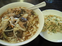 「肉野菜ラーメンと半炒飯セット」@香港ロジ 原宿店の写真