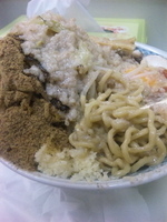 「油そば（ヤサイ/ニンニクアブラマシマシ）+コマチャ+魚粉 850」@ラーメン大 我孫子店の写真