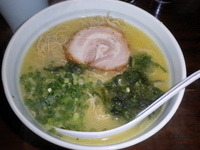 「まる玉ラーメン（650円）塩むすび（100円）替え玉（100円）」@らーめん まる玉 両国店の写真