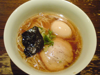 「ミニラーメン+名古屋コーチンたまご」@支那そばや 新横浜ラーメン博物館店の写真