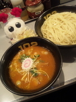 「辛つけ大盛り（夜）+ネギ+魚粉」@つけめん102 大宮店の写真