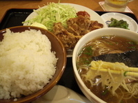 「鳥の唐揚げ定食（鳥から+ライス+お新香+半ラーメン）800円」@麺 三福の写真
