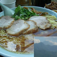 「ワンタンチャーシューメン大盛り+半肉丼」@アルプス食堂の写真