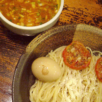 「トマトつけめん 800円 + 味付け卵（My箸サービス）」@鶏の穴の写真