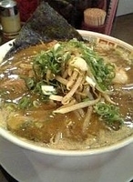 「黒味噌とんこつ+味玉+もやし黒炒めトッピング（創作）&生B・ネギ」@九州大牟田ラーメン きらら 新橋店の写真