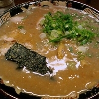 「とんこつラーメン ネギ多め 700円」@無鉄砲 大阪店の写真