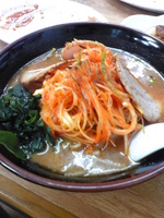 「ねぎ味噌チャーシュー（940円）、生ビール、焼きもつ、餃子、サー」@ラーメン専科 国玉店の写真