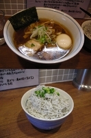 「『半熟味玉入り醤油らーめん+静岡直送釜揚げしらすご飯（￥800+」@麺処 びぎ屋の写真