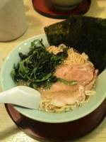 「ラーメン中盛固め+ほうれん草・海苔トッピング」@松栄堂 戸塚支店の写真