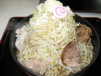 「なると麺・全マシマシ （開店記念500円）」@らーめん 成都の写真