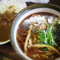 「サービスセット 醤油らーめん+ミニ豚骨カレー 780円」@らーめん なぶら 左入店の写真