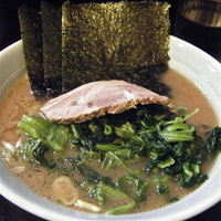 「ほうれん草増しラーメン（￥700）ライス（￥0）餃子（￥350）」@横浜ラーメン 武蔵家 三鷹店の写真
