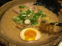 「豚骨醤油らーめん（太麺・こってり）690円」@越後秘蔵麺 無尽蔵 しながわ家の写真