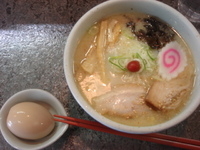 「しおらーめん+半熟味玉」@らーめん 山頭火 五反田店の写真