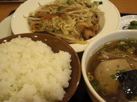 「肉野菜炒め定食（肉野菜炒め+ライス+お新香+小ラーメン）800円」@麺 三福の写真