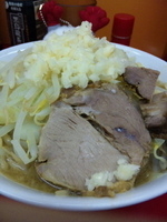 「ラーメン（ニンニクマシ）+魚粉」@モッコリ豚の写真