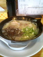 「博多らーめん（普通）+替え玉（かた）」@博多ラーメン 清水屋の写真