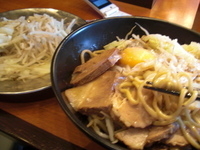 「まぜそば豚まし（カラメ以外全まし+野菜別盛）950円」@製麺所 豚とこむぎの写真