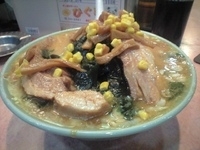 「味噌らーめん+大盛+チャーシュー+わかめトッピング」@サッポロラーメン羆 龍舞店の写真