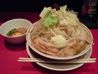 「豚ラーメン（野菜・ニンニク・辛玉）+すきやき」@用心棒の写真