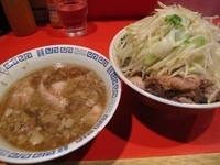 「ブタ玉子入りザルラーメン 900円（野菜、にんにく）」@ラーメン二郎 府中店の写真