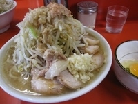 「小豚（全マシ） 750円 + 生卵 50円」@ラーメン二郎 神田神保町店の写真