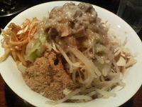 「ぶっかけ（野菜・脂多め・にんにくチップ）+魚粉+辛ネギ（クーポン」@ラーメンむねやの写真