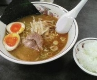 「ニンニクラーメン（かため） 半ライス」@ハルピンラーメン 本店の写真