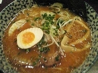 「牛骨醤油らーめん（700円）・味玉（クーポン利用）・小ライス（無」@麓郷 -Produced by むつみ屋-の写真