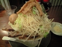 「どか盛りラーメン（少なめ）650円+全部乗せ350円」@ラーメン どげん屋の写真