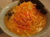 「ラーメン（650円）（硬め+）ネギ（赤）（150円）+ライス（小」@家系らーめん 品壱家の写真