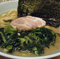 「ほうれん草増しらーめん（￥650）きゃべつ（￥100）」@横浜らーめん 武蔵家 綾瀬店の写真