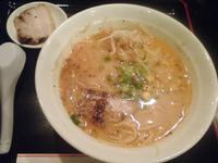 「ミニ味噌とんこつラーメン+特製チャーシュー（1枚）」@熊本ラーメン こむらさき 新横浜店の写真