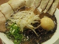 「黒トンコツ全部入り（1,150円）・替え玉（150円）」@越後新潟麺処 極一 ラーメン国技館店の写真