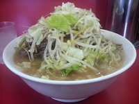 「小ラーメン+小豚+ヤサイ・ニンニク増し（650円+100円+無料」@ラーメン二郎 茨城守谷店の写真