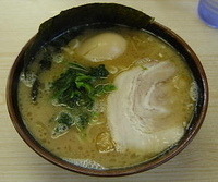 「横浜ラーメン+味付煮卵」@横浜ラーメン二代目家の写真