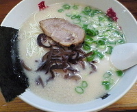 「とんこつラーメン（替え玉2回） 400円（開店一周年記念価格）」@とんこつラーメン 博多風龍 渋谷店の写真