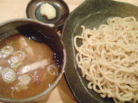 「しょう油つけ麺（中盛り、極太ちぢれ麺）+おろしニンニク」@つけ麺 なかむらの写真