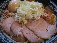 「全部乗せ油そば」@兎に角 松戸店の写真