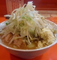 「豚入りラーメン（700円）、ヤサイマシマシニンニク」@ちばからの写真