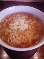「かけラーメン（黒）」@自然洞 麺舗の写真