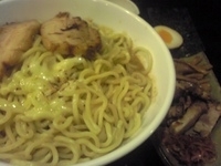 「まぜそば（塩味・大盛）+チャーシュー2枚+きざみネギ+揚げエビ」@オリオン食堂の写真