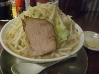 「どか盛りラーメン 少なめ+野菜増し 650円+100円」@ラーメン どげん屋の写真