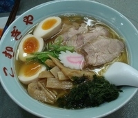 「支那そば+チャーシュー+クーポンにて味玉、ライス」@らーめん専門 旨麺 こむぎやの写真