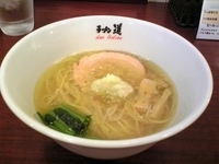 「黄金の塩ラーメン」@黄金の塩らぁ麺 due Italian 市ヶ谷店の写真